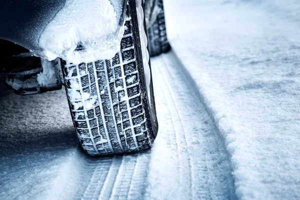 Primer plano de los neumáticos del coche en invierno — Foto de Stock