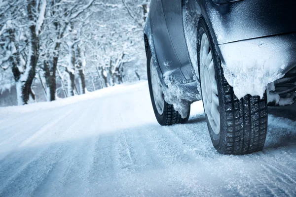 Автомобильные шины на зимней дороге — стоковое фото