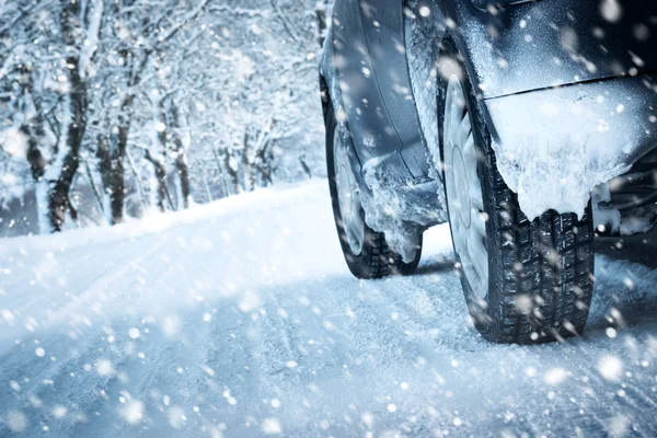 Autoreifen auf winterlicher Straße — Stockfoto