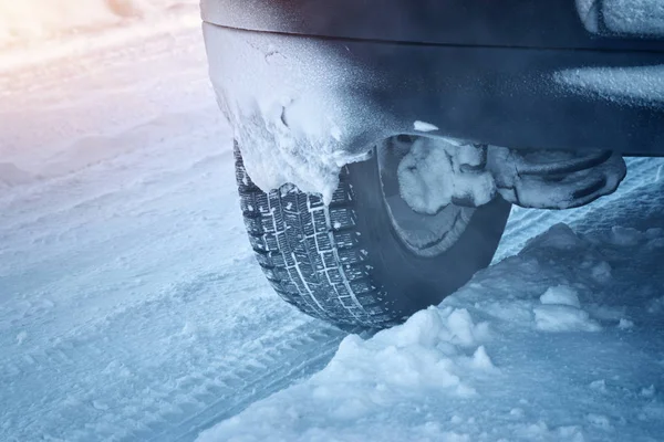 Primer plano de los neumáticos del coche en invierno —  Fotos de Stock