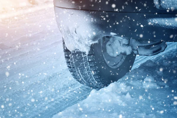 Neumáticos de coche en invierno carretera —  Fotos de Stock