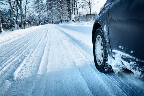 Autoreifen auf winterlicher Straße — Stockfoto