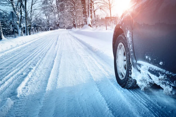 Neumáticos de coche en invierno carretera —  Fotos de Stock