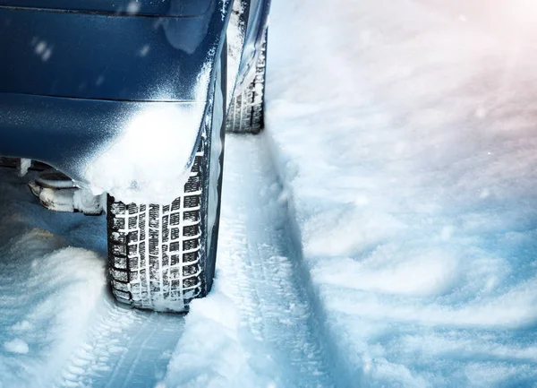Primer plano de los neumáticos del coche en invierno — Foto de Stock