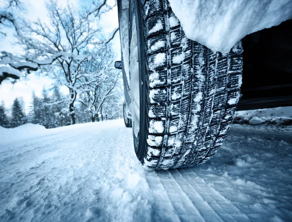 Автомобильные шины на зимней дороге — стоковое фото