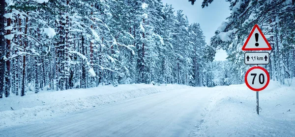 Straße im verschneiten Winter an einem schönen sonnigen Tag — Stockfoto