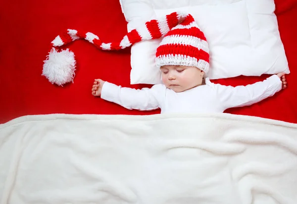 Bebé somnoliento en manta roja —  Fotos de Stock
