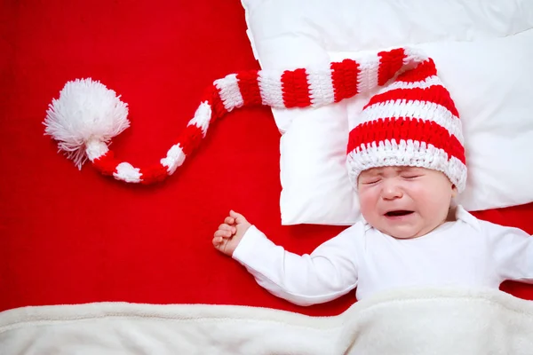 Sleepy baby op rode deken — Stockfoto