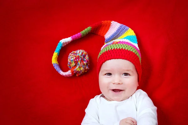 Dziecko w czerwony i biały kapelusz — Zdjęcie stockowe