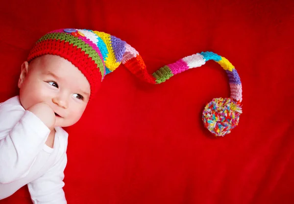 Bebê de chapéu vermelho e branco — Fotografia de Stock