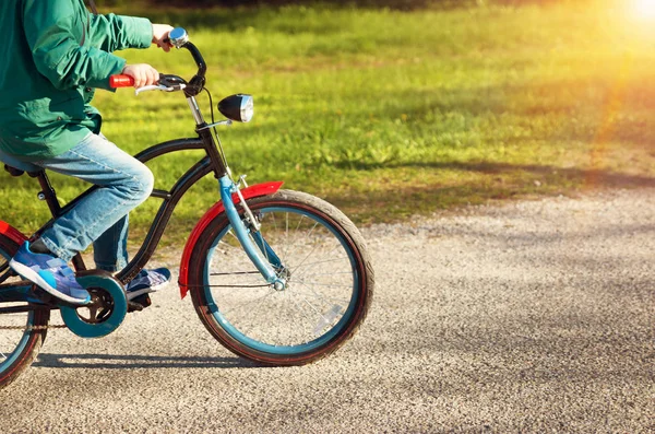 Anak dengan sepeda. — Stok Foto