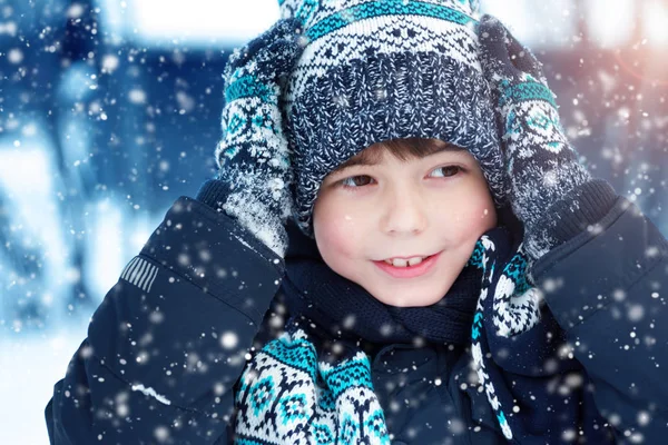 Garçon en bonnet tricoté, gants et écharpe à l'extérieur à la neige — Photo