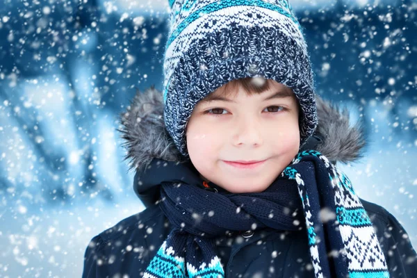 Garçon en bonnet tricoté, gants et écharpe à l'extérieur à la neige — Photo