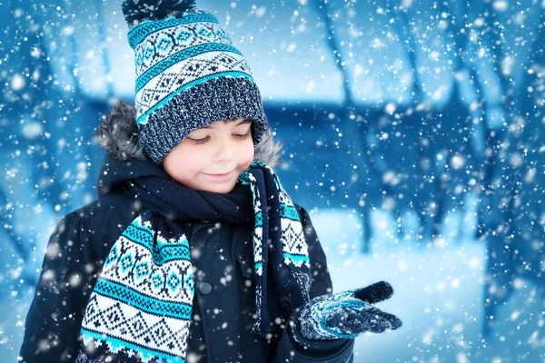 Garçon en bonnet tricoté, gants et écharpe à l'extérieur à la neige — Photo