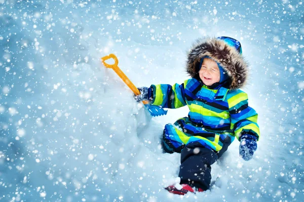 Chłopiec w czapka, rękawiczki i szalik na zewnątrz w śniegu — Zdjęcie stockowe