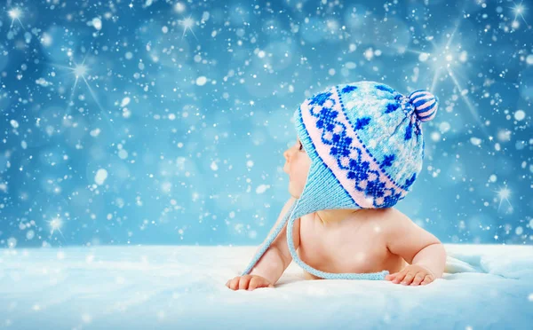 Nyolc hónapos baba fekszik puha takarón — Stock Fotó