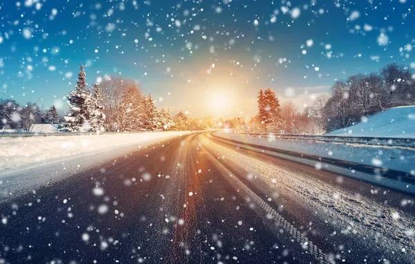 Coche en carretera de invierno — Foto de Stock