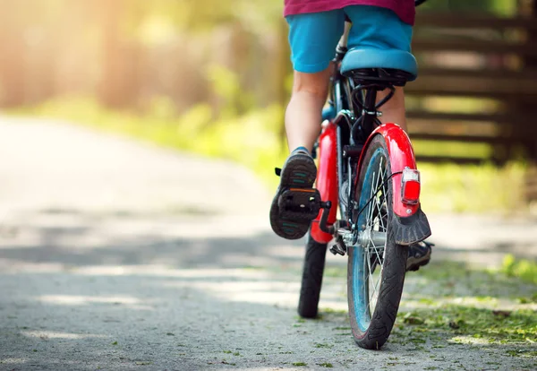 Bambino in bicicletta — Foto Stock