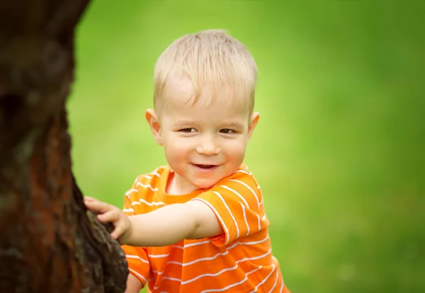 Glücklicher kleiner Junge im Wald — Stockfoto