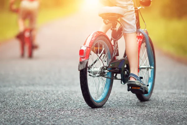 Τα παιδιά σε ένα ποδήλατο — Φωτογραφία Αρχείου