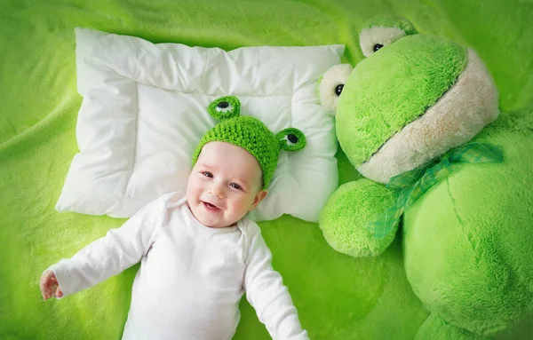 Bebê em cobertor verde — Fotografia de Stock