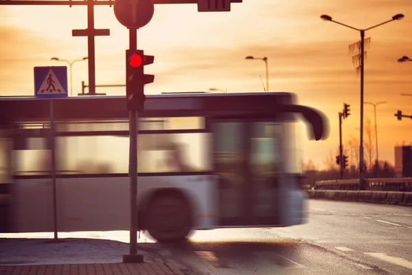 Ônibus se movendo na estrada na cidade no início da manhã — Fotografia de Stock