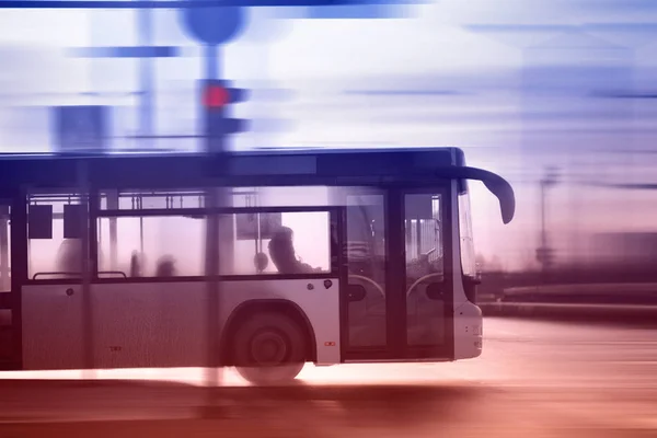 Autobus v časných ranních hodinách v pohybu na silnici v městě — Stock fotografie