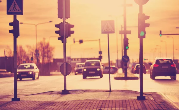 이른 아침에 도시에서 자동차들이 도로 위를 달리고 있다 — 스톡 사진