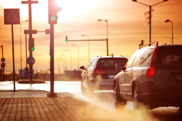 Auto in movimento sulla strada in città in prima mattina — Foto Stock