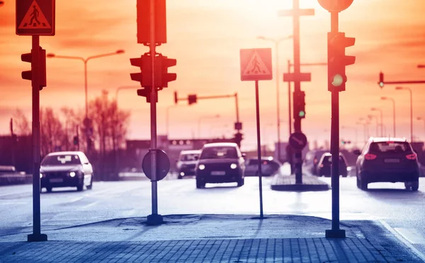 Voitures se déplaçant sur la route dans la ville tôt le matin — Photo