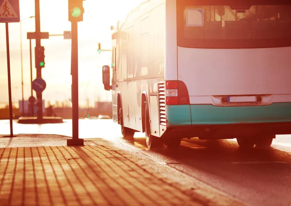 Autobus in movimento sulla strada in città al mattino presto — Foto Stock