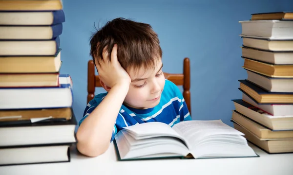 Siedem lat dziecko czytając książkę — Zdjęcie stockowe
