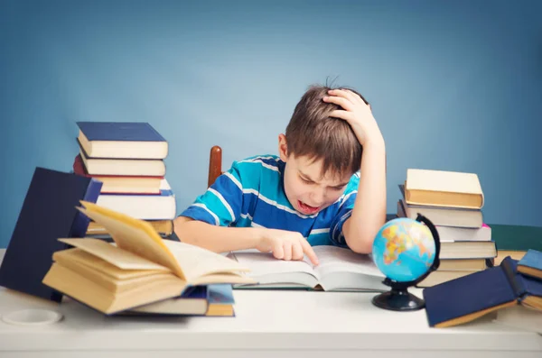 Zeven jaar oude kind lezen van een boek — Stockfoto