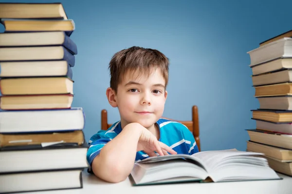 Sete anos de idade criança lendo um livro — Fotografia de Stock