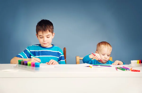 Gyermekek Írás Otthon Fiúk Tanul Asztalnál Kék Háttér Ceruza Rajz — Stock Fotó