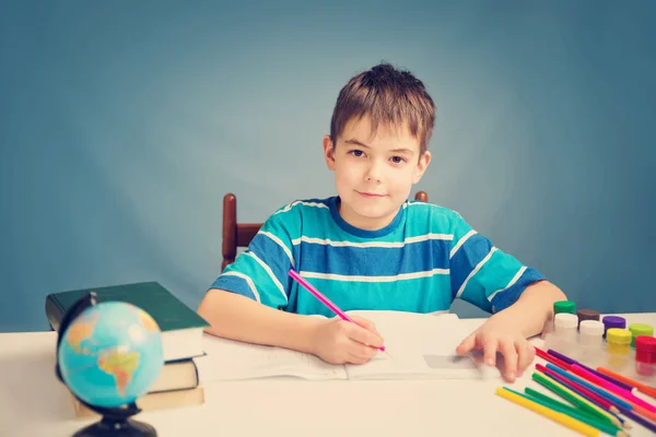 Enfant Sept Ans Écrivant Maison Garçon Étudiant Table Sur Fond — Photo