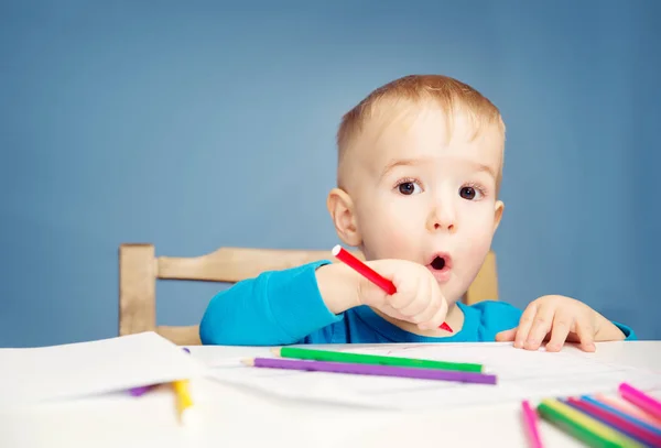 Маленька Дитина Малює Папері Хлопчик Сидить Стільці Столом Олівцями — стокове фото