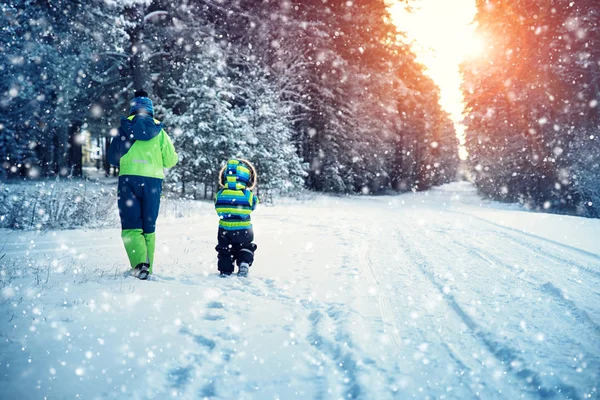 Dzieci Chodzenie Śniegu Śniegu Chłopcy Zimowych Ubrań Zewnątrz Zimnie — Zdjęcie stockowe