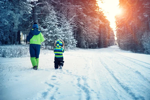 Dzieci Chodzenie Śniegu Śniegu Chłopcy Zimowych Ubrań Zewnątrz Zimnie — Zdjęcie stockowe