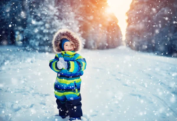 Kisfiú Sétál Hóesésnél Gyermek Téli Ruhák Játszik — Stock Fotó