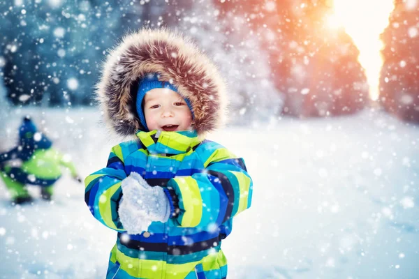 Petit Garçon Marchant Chute Neige Enfant Vêtements Hiver Jouant Avec — Photo