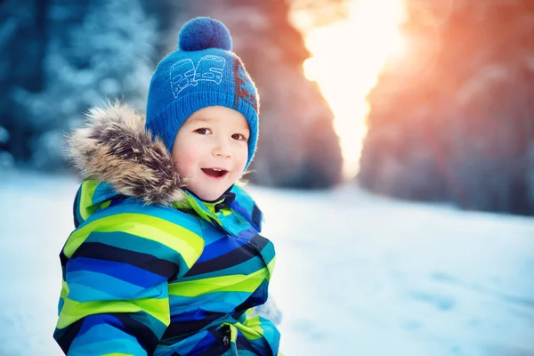 Petit Garçon Marchant Chute Neige Enfant Vêtements Hiver Jouant Avec — Photo