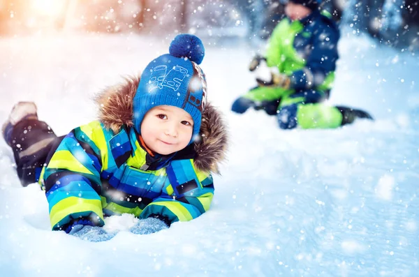Dzieci Bawiące Się Śniegu Śniegu Chłopcy Zimowych Ubrań Zewnątrz Zimnie — Zdjęcie stockowe