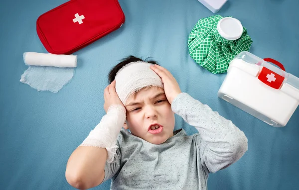 Triste Enfant Dans Des Bandages Couché Dans Son Lit Garçon — Photo