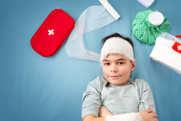 Enfant Avec Des Bandages Couchés Dans Son Lit Garçon Blessé — Photo