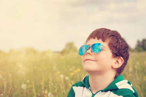 Niño Feliz Gafas Sol Campo Con Dientes León Niño Mirando — Foto de Stock