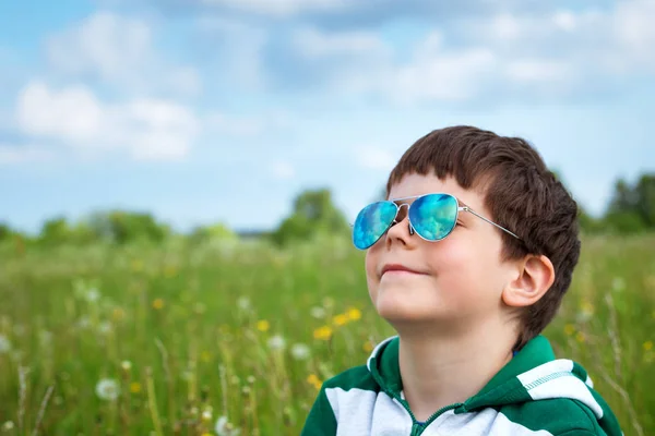 Счастливый Ребенок Солнечных Очках Поле Одуванчиками Мальчик Смотрит Небо Летом — стоковое фото