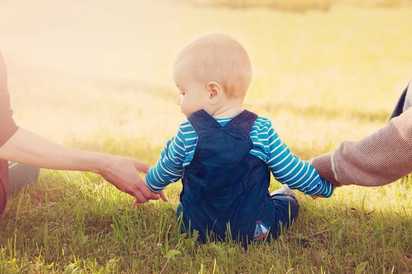 Barnet Med Mor Och Far Håller Hand Naturen — Stockfoto