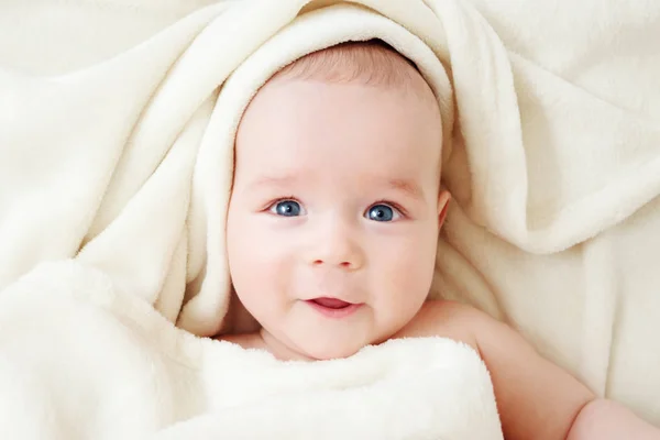Little Boy Sleeping Soft White Blanket — Stock Photo, Image