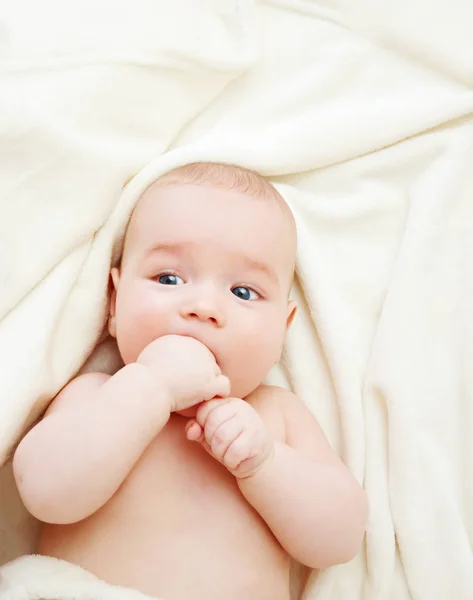 Красивый Маленький Мальчик Лежит Мягком Белом Одеяле — стоковое фото
